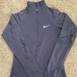 NIKE lightweight pullover. Muted Purple color 💜.